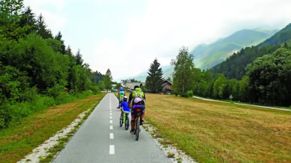Pot od Mojstrane do Kranjske Gore je res varno kolesarsko okolje za vso družino.
