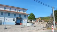 Desno od poslovne stavbe pršutarne v Lokvi so porušili  staro vilo, 
v kateri je  bila prva pršutarna na Krasu.  