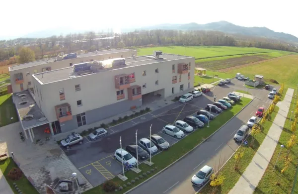 V centru starejših občanov Pristan Vipava je z novim koronavirusom okuženih pet zaposlenih in trije varovanci.