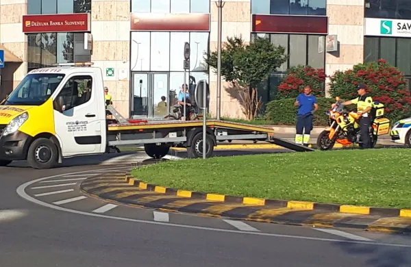 V kroži&scaron;ču trčil v re&scaron;evalca na motorju