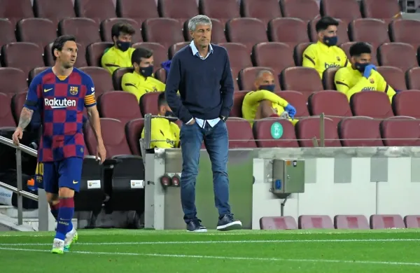 Na razpotju: Lionel Messi (levo) in trener Barcelone Quique 
Setien