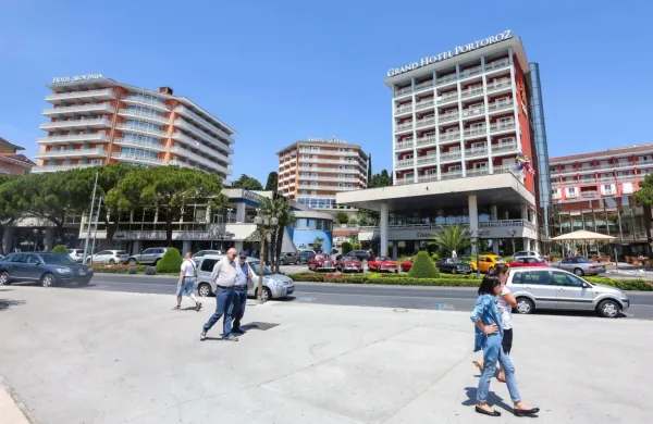 Odprtje hotelov in gostinskih lokalov je povečalo povpraševanje 
po dodatnih delavcih v turizmu in gostinstvu za čas sezone.  