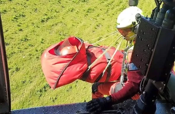 Člani dežurne ekipe GRS z Brnika so 63-letno pohodnico z 
vojaškim helikopterjem  odpeljali  na  nadaljnji  pregled  v  UKC  
Ljubljana. (Foto: PU Nova Gorica)
