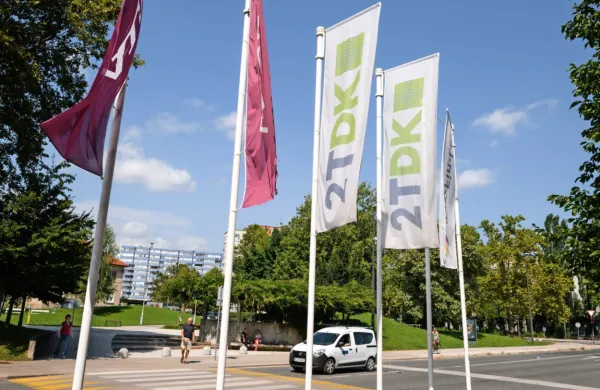 Za nadzor in druge inženirske storitve pri gradnji drugega tira med 
Divačo in Koprom je projektno podjetje 2TDK prejelo dve ponudbi.