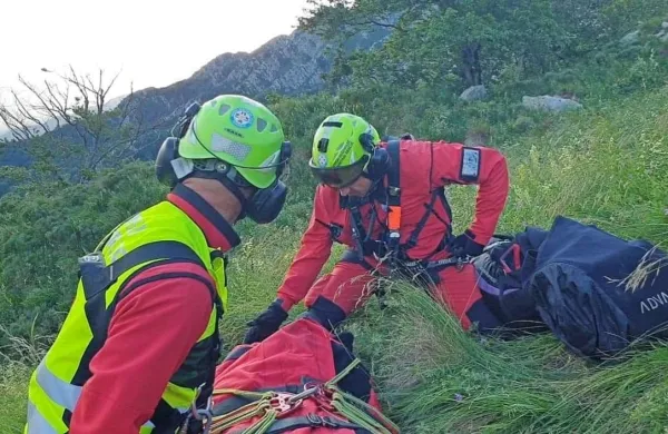 Reševalci  helikopterske posadke so na Velikem vrhu oskrbeli  in 
imobilizirali padalca ter ga spravili v helikoptersko vrečo.