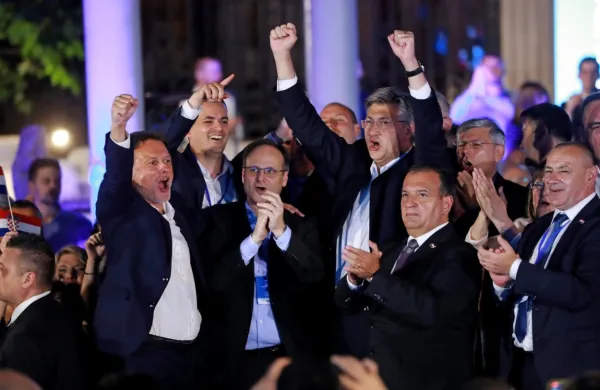  Predsednik hrvaške vlade in HDZ Andrej Plenković se je veselil 
zmage na volitvah in ocenil, da  so pred Hrvaško  verjetno še večji 
izzivi kot doslej.