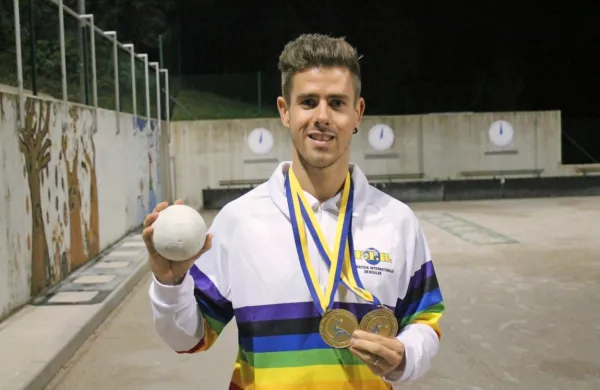Anže Petrič je tudi  na  domačem balinišču pri kampu Tura tlakoval 
pot do številnih odličij.