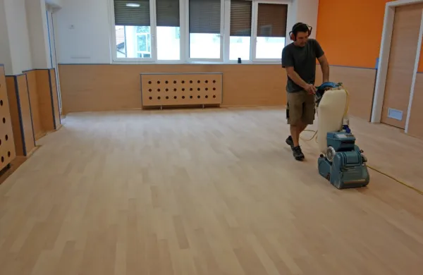     Vrtec v Kostanjevici je sicer nov, a parket je bil že potreben 
obnove. 