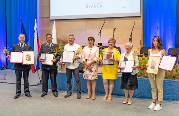 Prejemniki letošnjih občinskih priznanj z županjo v sredini 