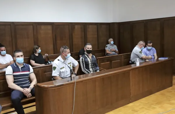 Sojenje Aleksandru Vettorazziju,  Arisu Alibašiću in   Gregorju Setnikarju zaradi 300  kilogramov heroina, ki so ga predlani zasegli v 
koprskem pristanišču, se bo predvidoma začelo sredi septembra.