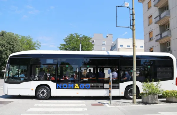 Z električnim avtobusom eCitaro so se na testno vožnjo včeraj 
podali župani, prihodnje dni pa bo na voljo tudi občanom.