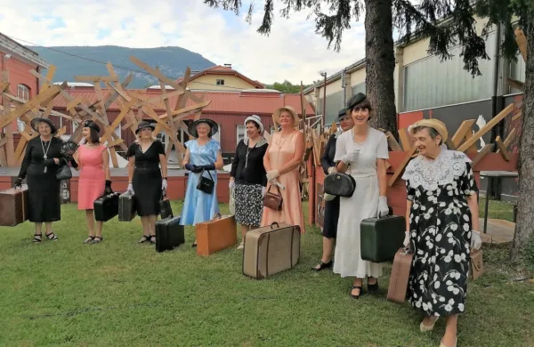 Predstavitev so z nastopom v izvirnih oblekah in narečju zaokrožile aleksandrinke iz Društva žena Prvačine. 