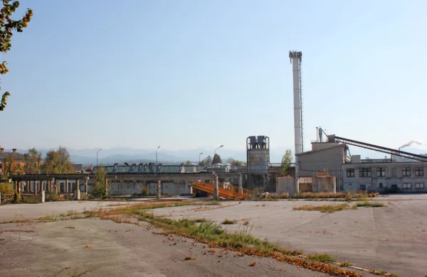 Občina Pivka si je s sodobno poravnavo z Metalko Commerce zagotovila, da bo nekatere parcele na območju kompleksa, ki so v 
javnem interesu, pridobila po nizkih cenah.