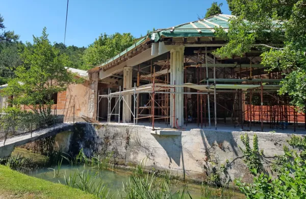 Obnavljajo gostinski del nekdanjega kompleksa Pri bobrih, ki ga 
bodo ohranili v enakih gabaritih,  notranjost pa bo drugačna.