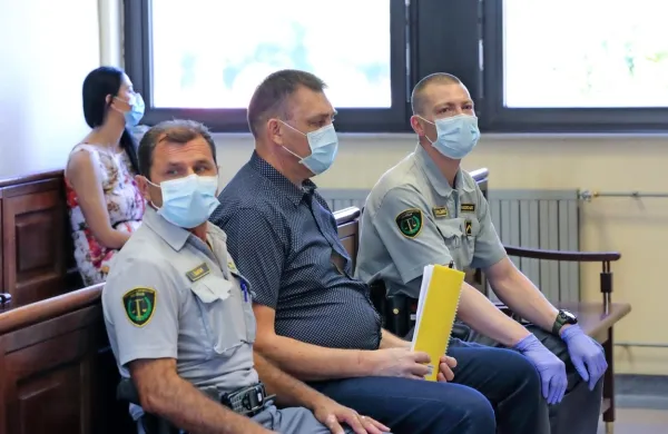 Beno Krajšek (med pravosodnima policistoma) trdi, da   napadenega ni hotel ubiti. 