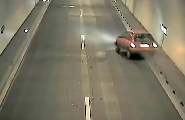 V predoru trčil v robnik in končal na strehi