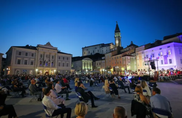 Vlada je sklenila dodatno zaostriti pogoje za zbiranje ljudi; več kot  
deset se jih bo lahko družilo le še pod  strogo določenimi pogoji.