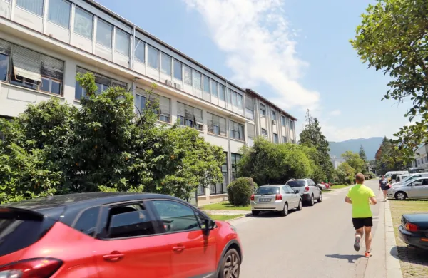Upravna stavba Mebla Holding s še nekaterimi nepremičninami 
stečajnega dolžnika bo najverjetneje naprodaj na javni dražbi.