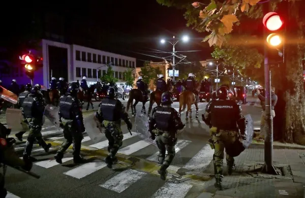 Ranjenih je bilo najmanj 43 policistov in 17 protestnikov, v 
policijskem pridržanju pa je 23 oseb.