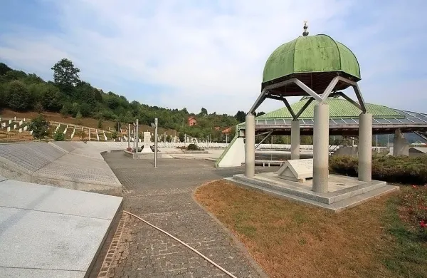 

V spominskem centru Potočari so pokopani posmrtni ostanki 6643 
žrtev genocida, pogrešanih jih je še okoli tisoč.
