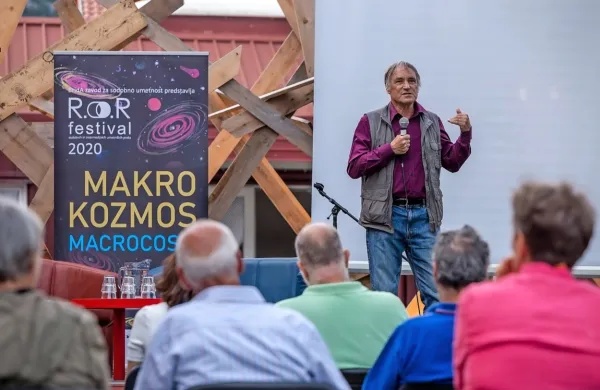 Marko Pogačnik je pod okriljem   festivala R.o.R. svoj pogled v 
vesolje  usmeril na Mostovni.  