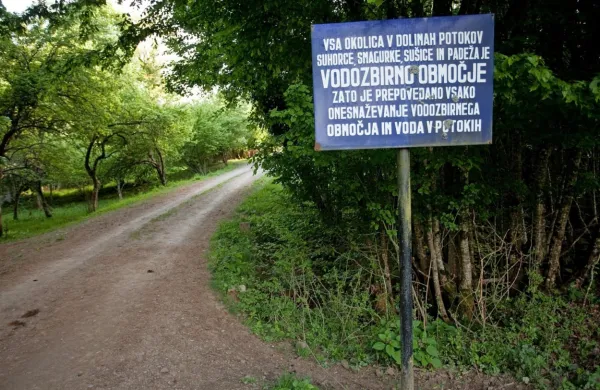  V hrpeljsko-kozinski občinski upravi opozarjajo, da bo zajezitev 
vplivala na življenje v zaledju.  