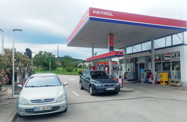 Kdor se ustavi na črpalki v Šempasu, da bi natočil bencin, ga čaka  
presenečenje. Lahko natoči dizel, bencina pa ne. 