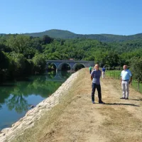 Pri Prvačini so postavili protipoplavni nasip, ki bo stanovanjske 
objekte v južnem delu kraja varoval pred poplavljanjem Vipave.