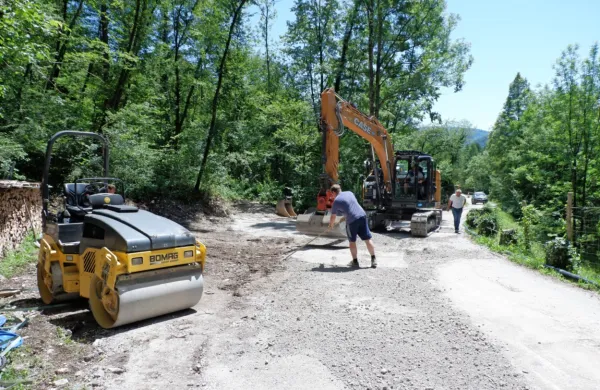 Na vodovodu Zadlaščica so nad vasjo Žabče v minulih dveh tednih 
na dolžini 200 metrov zamenjali dotrajane cevi.