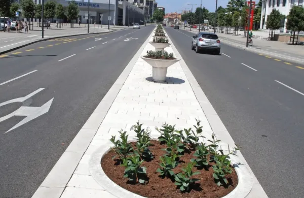 Spet okrasne rože v koritih nasproti stadiona