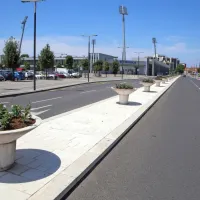 Spet okrasne rože v koritih nasproti stadiona