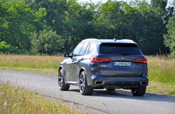 Pri BMW   se je v zadnjih letih veliko spremenilo, na elektriko so 
začeli gledati nekoliko bolj resno, zato je njihov nov izdelek z 
letnico 2020 svetlobno leto boljši od predhodnika.