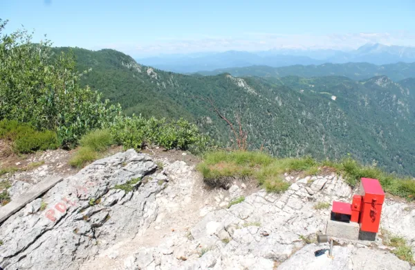 Severni rob Trnovske  planote s Poldanovca ponuja alpski razgled od Kanina do Kamniških Alp.