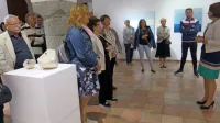 Silva Karim je skozi svojo razstavo Sobivanja v idrijskem gradu 
povedla množico obiskovalcev. 