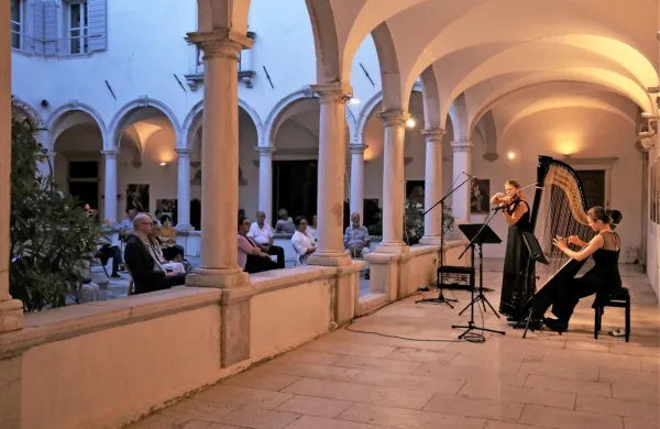 Na odprtju Piranskih glasbenih večerov sta prejšnji teden nastopili 
violinistka Oksana Pečeny Dolenc  in  harfistka Anja Kožùh.