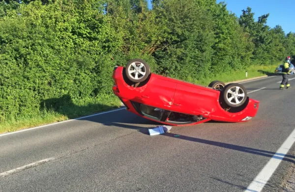 Prehitevala in se z avtom prevrnila na streho