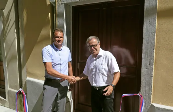 Direktor Komunale Izola Denis Bele in izolski župan Danilo 
Markočič ob simbolični predaji treh neprofitnih stanovanj na 
Smrekarjevi. 