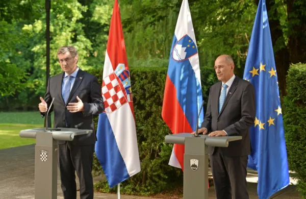 Hrvaški premier Andrej Plenković in slovenski premier Janez 
Janša   