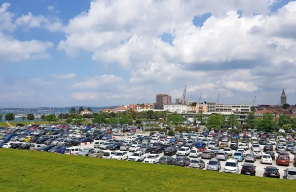 Na makadamskem parkirišču je do konca septembra za več dni 
možno parkirati s posebnim tri- oziroma sedemdnevnim abonmajem.