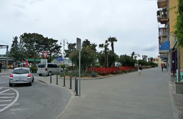 Sončno nabrežje ob vikendih zvečer le za pe&scaron;ce