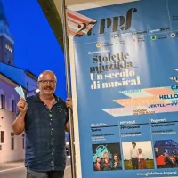 Režiser Stanislav Moša  je masko odvrgel pred plakatom festivala, 
delom oblikovalca  Antoia Lobe, ki podpisuje celostno podobo.  
