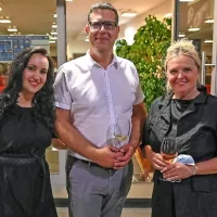  Pevka in občasno igralka Tinkara Kovač, koprski župan Aleš Bržan 
in gonilna sila PPF Katja Pegan so nazdravili uspešni premieri.  