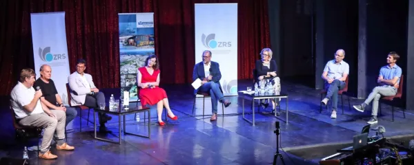 V razpravi na Martinčevem trgu v Kopru  so sodelovali (z leve): Rok Svetlič, Borut Telban, Peter Svetina, Saša Pavček, voditelj Rado Pišot, Ksenija Benedetti, Mladen Gasparini in Franci Petek. 