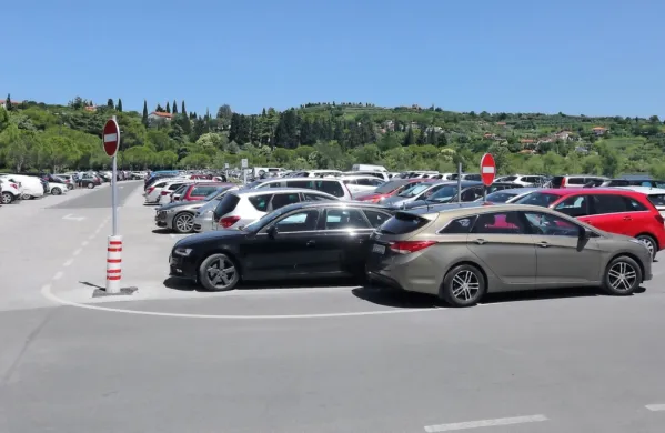 Redarji bodo konec tedna nadzirali nepravilno parkirana vozila v 
Strunjanu.
