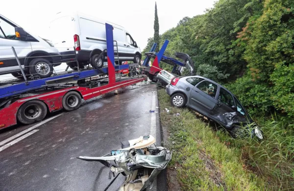 Obtoženi je s tovornjakom najprej  oplazil dve vozili, nato pa trčil še v dva avtomobila in ju 
potisnil v jarek.