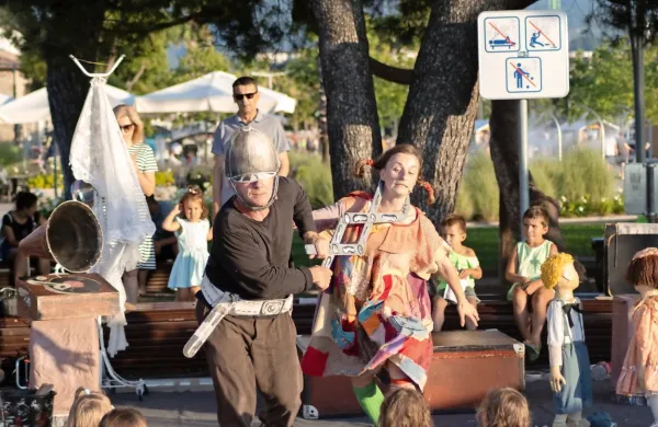 Člana slovaškega lutkovnega gledališča Piki sta v Koper pripeljala  
navihano in pogumno Piko Nogavičko. 