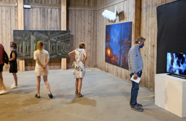  V nekdanjem skladišču soli so na ogled povečini velika platna, ne manjka pa niti video. 