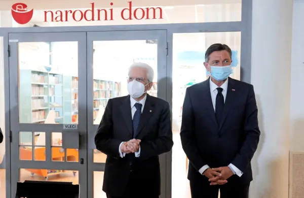 Predsednika Republike Slovenije in Italije Borut Pahor in Sergio Mattarella (z desne) sta po podpisu dokumenta o vrnitvi obiskala Narodni dom. 