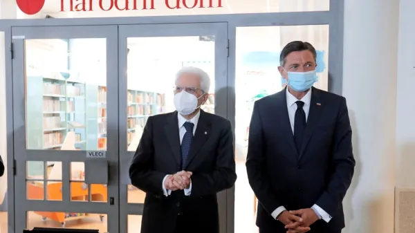 Predsednika Republike Slovenije in Italije Borut Pahor in Sergio Mattarella (z desne) sta po podpisu dokumenta o vrnitvi obiskala Narodni dom. 