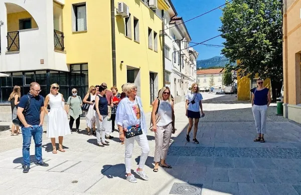 Ajdovci so gostom predstavili primere dobre prakse, med njimi naložbe iz projekta Moja pobuda. 